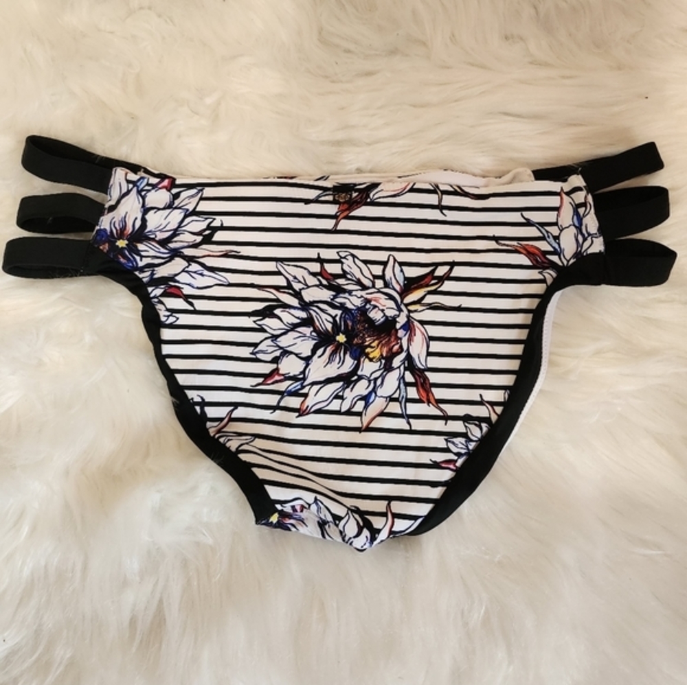 Flower bikini‎ - Picture 3 of 4